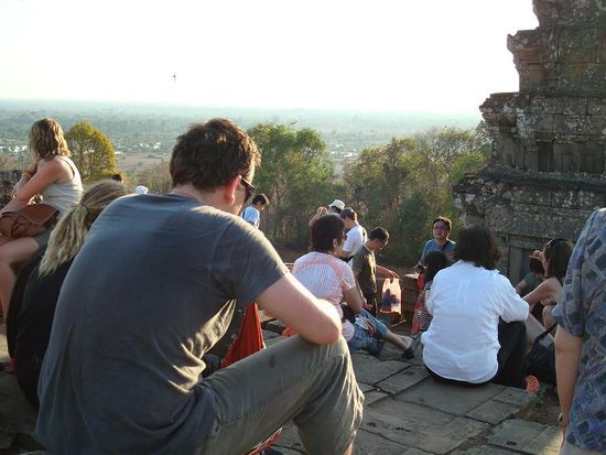 Alle warten geduldig in der Sonne. Ab und zu wünscht man sich das es schnell gehen soll und es endlich etwas kühler wird 