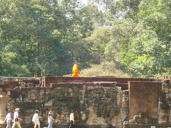 Sie sind nicht zu übersehen, buddhistische Mönche. Sie wirken in diesen Bauwerken noch erhabener und strahlen eine unglaubliche Gelassenheit aus.