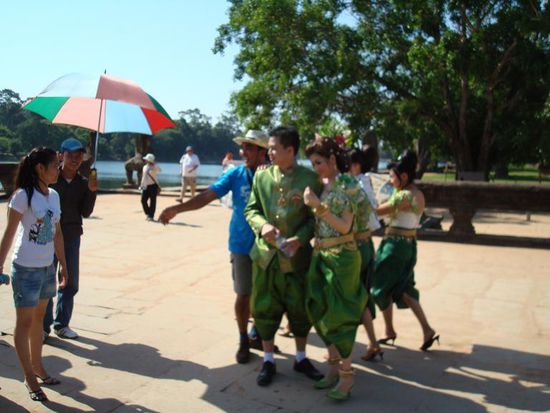 Ein Brautpaar vor Angkor Wat...die Schuhe und Strümpfe des Bräutigam´s haben uns schwer beeindruckt *grins*