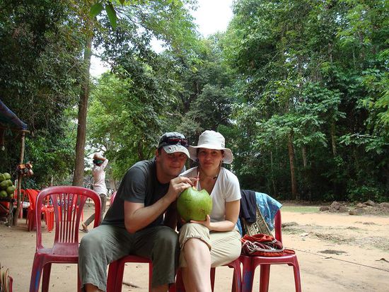 Einen lieben Geburtstagsgruß an Monis Bruder Matthias! Alles Liebe wünschen wir dir und Grüße aus der Ferne...deinen Getränkevorrat reduzieren wir dann gerne wenn wir wieder zu Hause sind, hier trinken wir eine frische Kokusnuss auf dein Wohl 