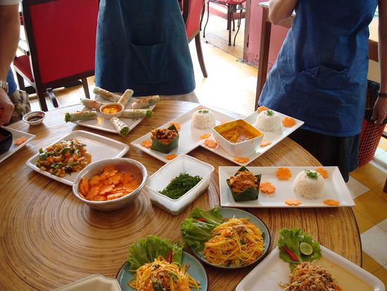 Simsalabim... und fertig sind die leckeren Gerichte Amokfisch, frische Frühlingsrollen, Chicken Curry, Mangosalat - mh und alles war super lecker