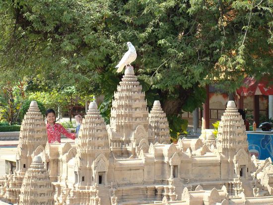 Im Königspalast ist ein Nachbau von Angkor-Wat zu sehen. Die Taube haben wir im Original wohl übersehen?!? 