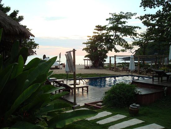 Blick von unserer Terrasse auf einen der beiden Pools und den Strand