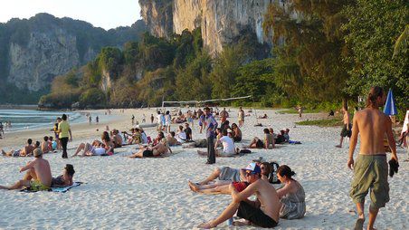 Tages-Touris belagern für's Sonnenuntergang schaun den Strand