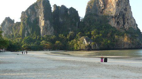 West Railay Beach in der Früh .. ein paar Koffer warten schon darauf weiterreisen zu dürfen