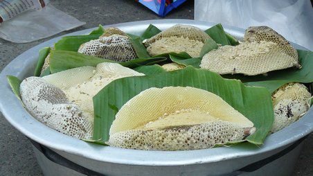 Bienenhonig in Waben: wird auf Bananenblätter angeboten