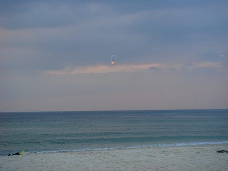 Fliegende Laterne über Karon Beach