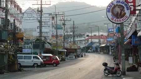 Hauptstraße in Karon Beach, The little Mermaid (links, etwas hinten) - dort haben wir übernachtet