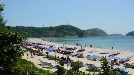 Nai Harn Beach, meines Erachtens der schönste Strand im Süden von Phuket ...