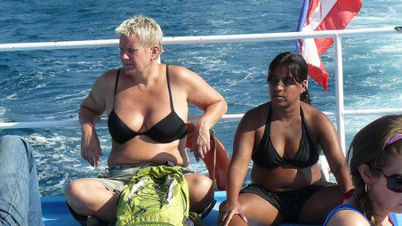 Touristen-Pärchen auf dem Boot
