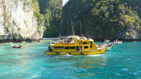 Touristen Boote um 'The Beach' - Maya Bay (Phi Phi Ley)