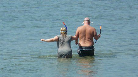 gemeinsames Schnorchel-Vorhaben zweier Urlauber