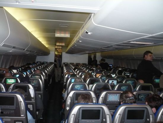 Unsere Flugzeug, eigene Mediathek, für mich ein Traum. grins