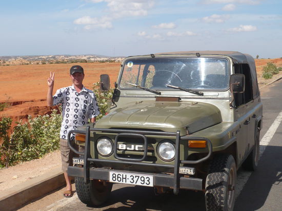 Unser Fahrer mit seinem China Jeep