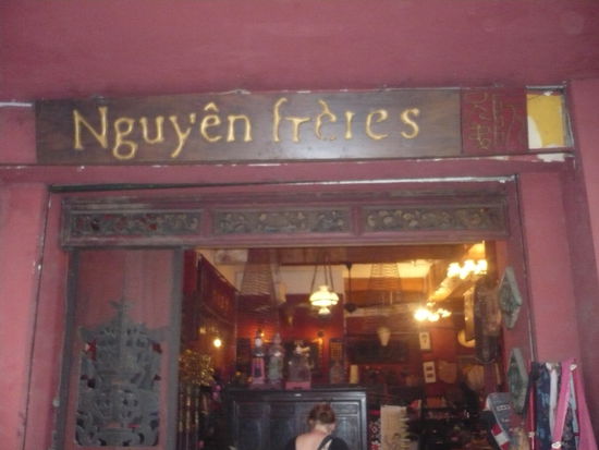 schöner kleiner Laden, nähe Saigonfluss-
Gegenüber vom Hotel Majestic