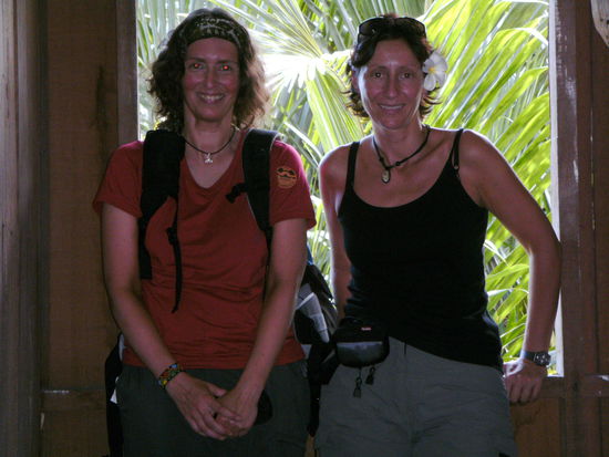 Wir in Haus drin vor Palmen im Cultural Village 