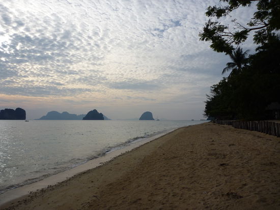 Der schöne Weg zur Tauchbasis morgens.