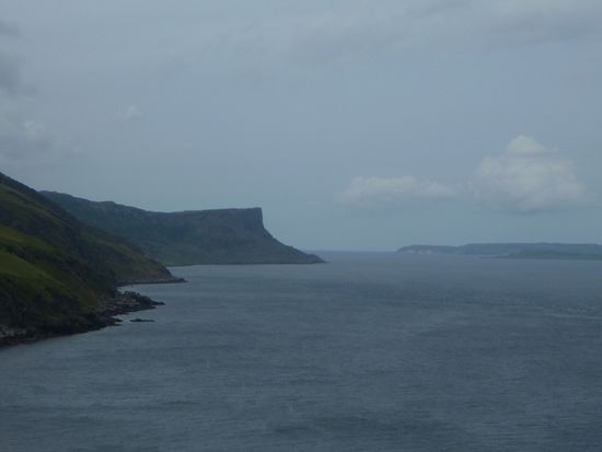 Fair Head von Torr Head aus gesehen, rechts Rathlin Island!