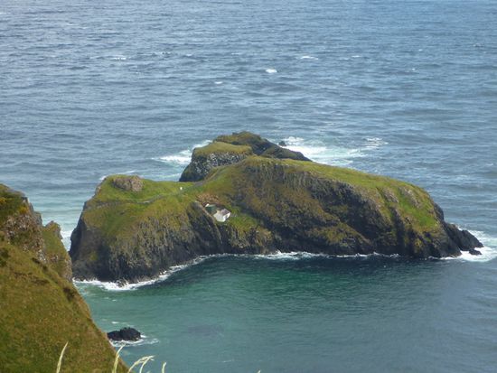 Blick auf die Carrick-A-Rede Hängebrücke (nicht so gut zu erkennen...)
