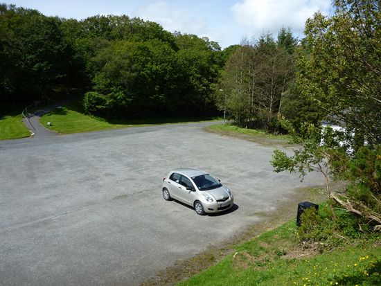 Da gibt es auch Toiletten (kleines Häuschen rechts, von Baum verdeckt)