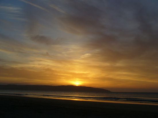 Mit etwas Glück kann man hier solche Sonnenuntergänge bestaunen...(ist aber ein Bild von einer früheren Reise)