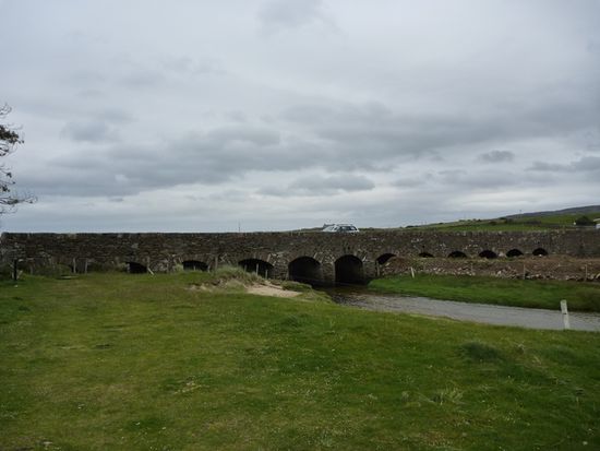Brücke mit 12 Bögen, und früher waren alle im Wasser! Horn Head war früher eine Insel! Wer hätte das gedacht...