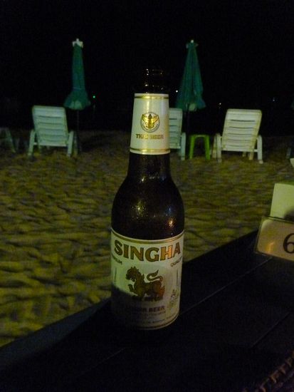 Das erste Singha des Urlaubs! Dat perlt!