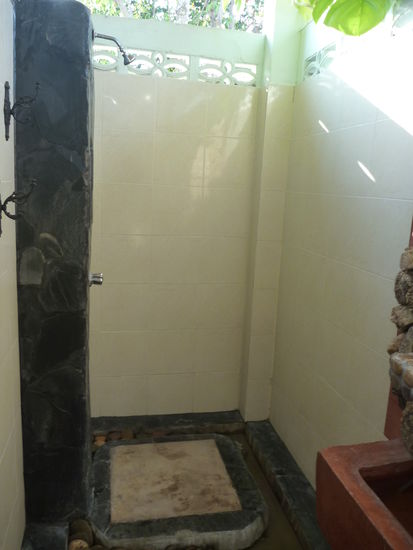 Die Dusche gefiel mir auch sehr gut.
Das Bad, da es ja draußen ist, eignet sich auch sehr gut zum Trocknen von Tauchsachen! 
Shanti Lodge: Sehr empfehlenswert!