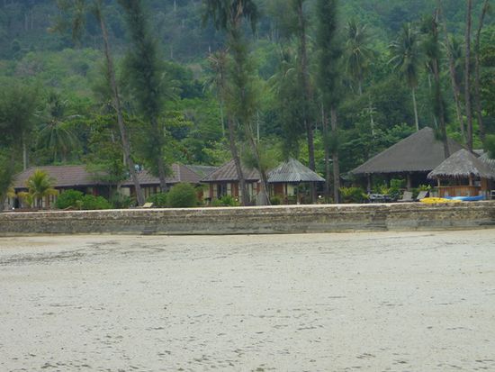Mauer vor dem Thiwson "Beach" Resort