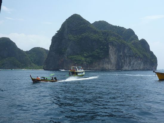 Ein paar Tage später sind wir doch noch nach Ko Phi Phi gefahren. Links im Bild der berühmte "Beach".