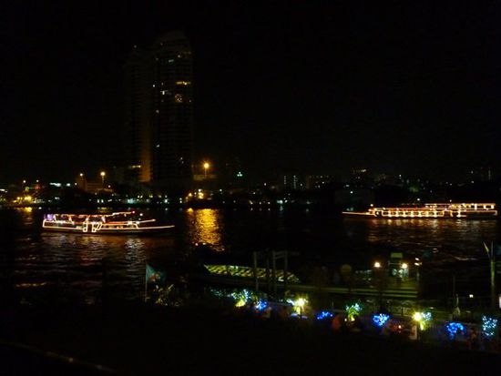 Blick vom Balkon bei Nacht. Naja, abends halt. Wird schon um 18:30 Uhr dunkel.