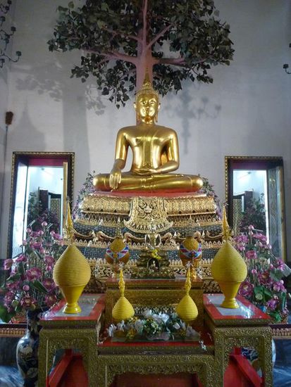 Lord Buddha. Ich schätze mal, der Baum ist der berühmte Bodhi-Baum.