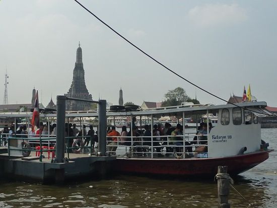 Die Wat Arun-Fähre. Im Hintergrund Wat Arun.