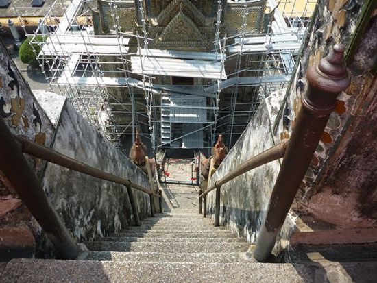 Hier mal ein Blick die steile Treppe runter auf ein Baugerüst.