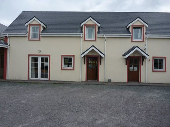 Vom Innenhof aus, von links nach rechts: Esszimmer, Küche, Rezeption