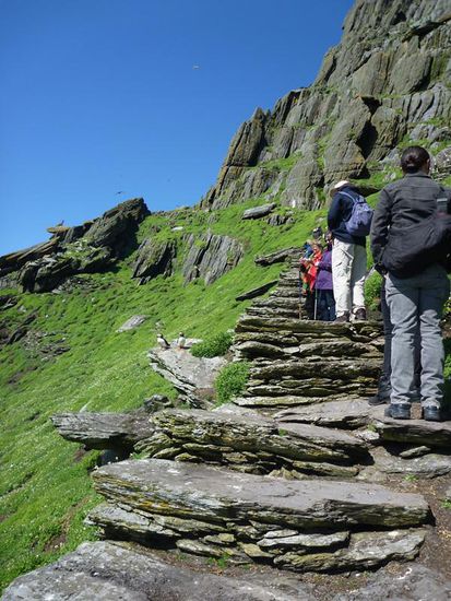 Rechts schiebt sich die Tourikarawane hoch, links sitzen die Puffins.