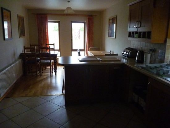 Küche und Esszimmer.