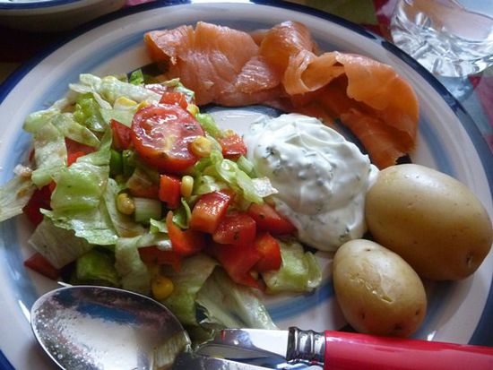 Leckeres Abendessen nach dem schönen Tag, mit Lachs aus dem "Burren Smokehouse".