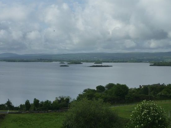 Blick auf den Lough Corrib auf dem Weg nach Cong.