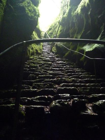 Treppe zum "Pidgeon Hole", dem Eingang zu einem großen Höhlensystem.