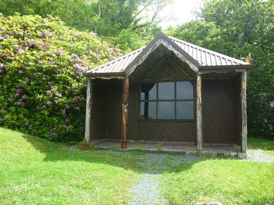 Dieses Chalet hat Lord Guinness für seine Frau am Seeufer erbauen lassen.