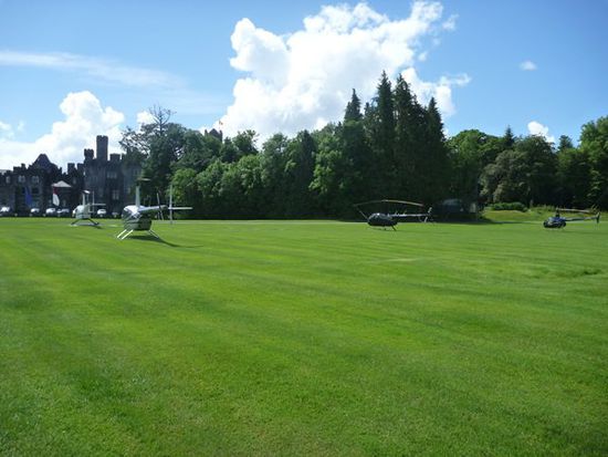 Die Gäste von Ashford Castle reisen per Hubschrauber an ...