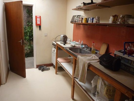 Jedes Achterzimmer hat eine eigene Küche. Das vor dem Gasherd sind übrigens meine Laufschuhe, ich war tatsächlich joggen.