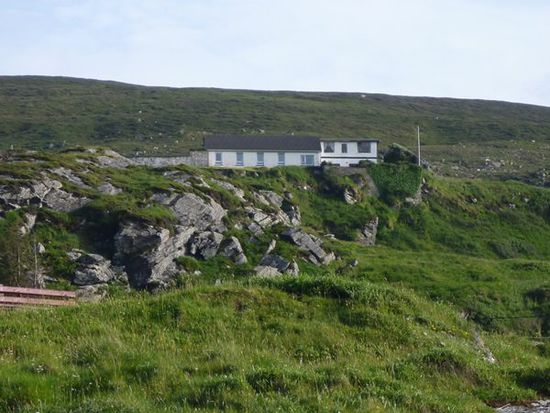 Dooey Hostel vom Strand aus gesehen.