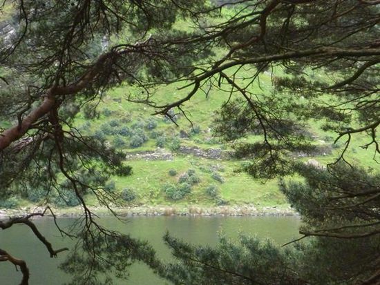 Klosterruinen. Angeblich war das Kloster erst am Upper Lake, dann zogen die Mönche um zum Lower Lake.