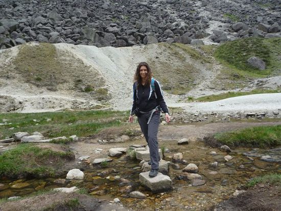 Der Wanderweg war sehr interessant. Hier geht es über Steine durch den Fluss.