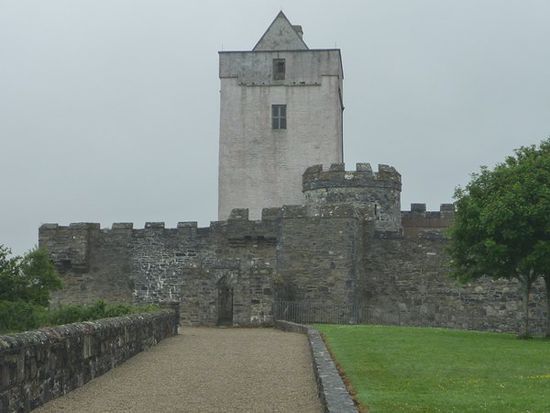 Die Burg aus dem 16. Jahrhundert liegt an der Sheephavenbay.