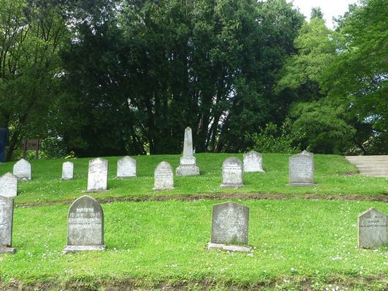 Interessant auch der Tierfriedhof mit liebevoll beschrifteten Grabsteinen.