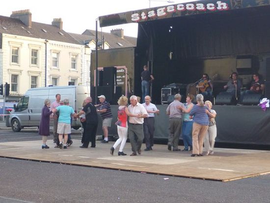 Irish Set Dancing auf dem Markt.