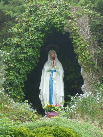 Reglos stand sie da.